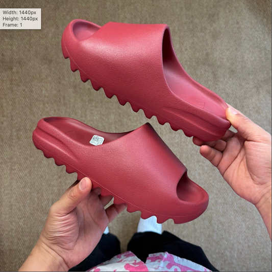 Yeezy Slides ‚Weinrot‘ Matt